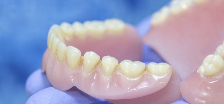 Rodzaje protez zębowych. Od czego zależy ich dobór?